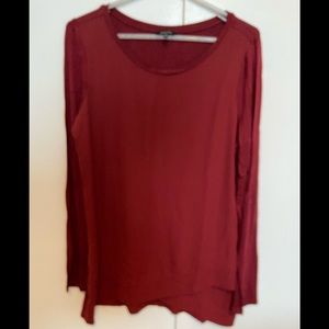 EUC burgundy sweater, light fabric, back and sleeves in a jersey fabric.
